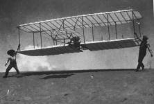 Bratři Wrightovi a jejich testovací letadlo-kluzák